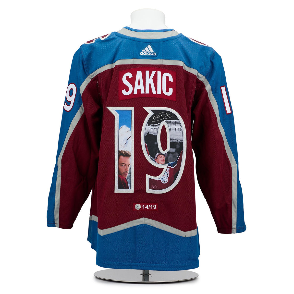 Joe Sakic Signed Colorado Avalanche Championship Portrait Art Jersey #14/19 product image 1, provided for visual reference