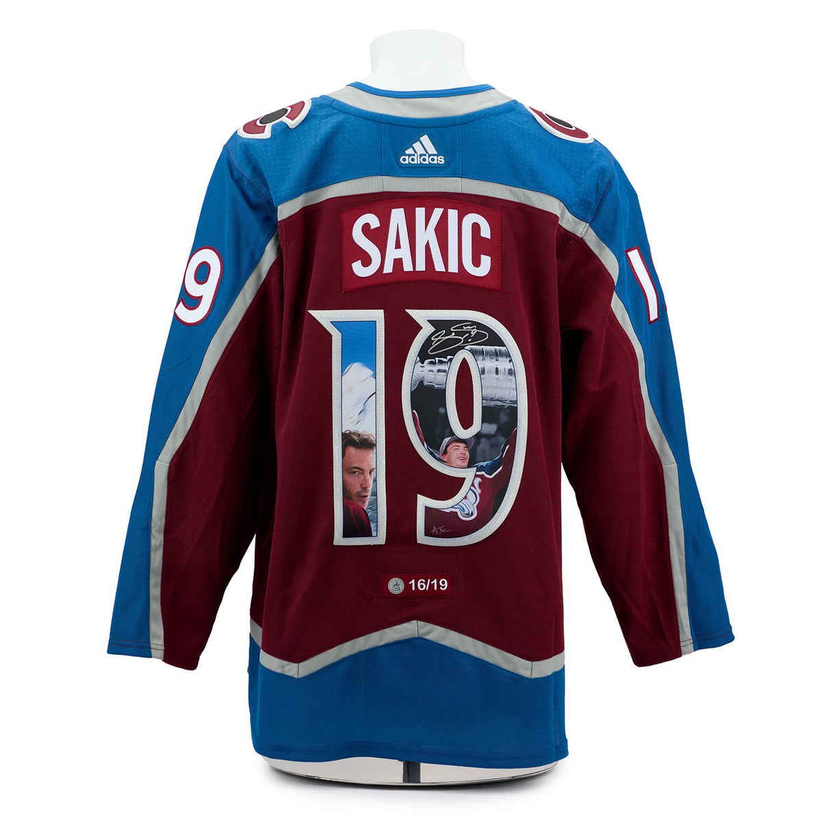 Joe Sakic Signed Colorado Avalanche Championship Portrait Art Jersey #16/19 product image 1, provided for visual reference