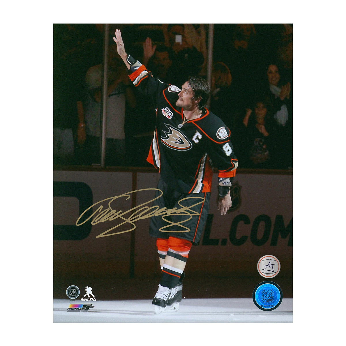 Teemu Selanne Autographed Anaheim Ducks Waving to Crowd 8x10 Photo product image 1, provided for visual reference and